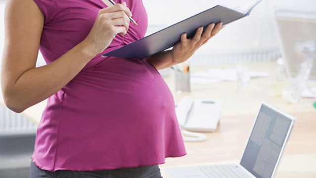 Es declara exempta d’IRPF la prestació per maternitat